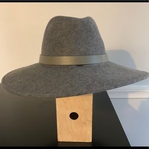 Gray Felt Wide Brimmed Women’s Fedora